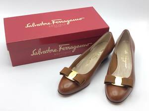 ほぼ未使用 フェラガモ ヴァラ パンプス 27779 338 6 1/2 B(24cm相当) ブラウン Salvatore Ferragamo【2-706】