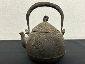 蔵出し　A3　鉄瓶　在銘　印有　葉っぱ　模様　金属工芸品　骨董品　茶道具　高さ約16㎝　幅約12㎝　約1045g　小型　煎茶道具　現状品