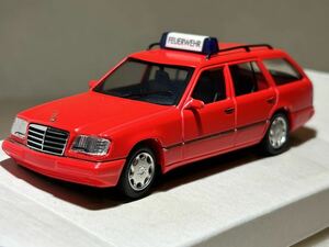 1/43「メルセデスベンツ E320 ステーションワゴン」 Feuerwehr(消防署) W124後期 ヘルパ製 070188