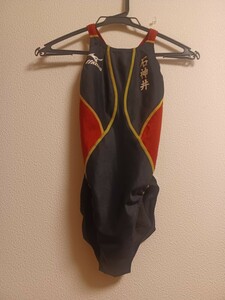 競泳水着 MIZUNO ミズノ FINAーLサイズブラックベースにレッド切り返しデザイン。ホームクリーニング済み。現在絶版レア水着。練馬区石神井