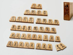 A709. 将棋 駒 【仙佳】作 彫駒 時代物 / ボードゲーム 木彫駒