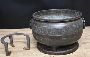 KY5-34　古銅製　火鉢　三つ脚　中国文様　饕餮　唐銅　茶道具　手炙り　総重量約8kg　アンティーク