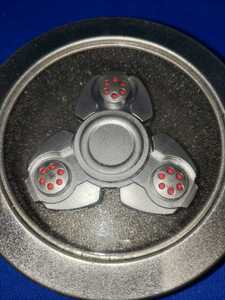 即決価格【未使用】ハンドスピナー ハンド スピナー フィンガー 指スピナー hand spinner spiner シルバー 手裏剣 缶入り 同梱可能