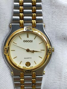 〇GUCCI 9000M クォーツ腕時計 アナログ カレンダー シルバー ゴールド 白文字盤 グッチ メンズ