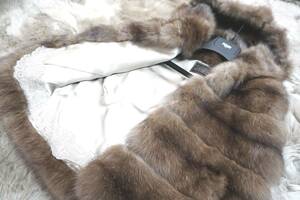 フォクシー FOXEY 銀座本店 20周年記念 限定品の ロシアンセーブル毛皮ファーで創られた フード付き ジレ ベスト ジャケットです。”11272