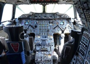 コンコルド コックピット 操縦室 パイロット 超高速 旅客機 絵画風 壁紙ポスター 特大A1版830×585mm（はがせるシール式）002A1