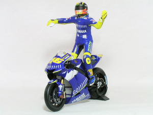 ● 1/12 ヤマハ 〓 YZR-M1 + フィギュア / V.ロッシ 2005 ドニントン優勝 〓 YAMAHA