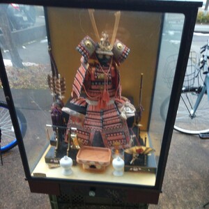 鎧 兜 御飾兜　武者甲冑鎧　五月人形　オルゴール付　木箱　髭面　日本人形　55×49×高さ69cm