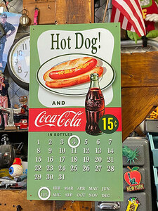 コカ・コーラ　万年カレンダーブリキ看板　（ホットドッグ）　■　アメリカン雑貨　アメリカ雑貨