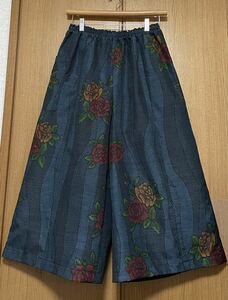 着物リメイク 藍地にバラ柄　紬のスカート見えガウチョパンツ　フリーサイズ