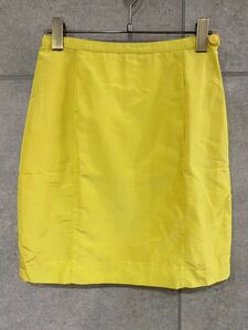 春夏に！ イタリア製 VERSACE JEANS COUTURE ヴェルサーチ メデューサボタン スカート イエロー 黄 26/40サイズ レディース 新規×（B53）