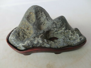 【艸】 　加茂川石　遠山型　抜けあり　小さな水石　水石　盆石　時代石　　幅9センチ　10aug2