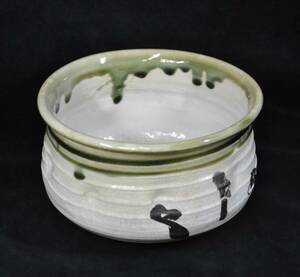 昭和ビンテージ 織部焼 抹茶碗 茶道具 直径16cm 高さ9.5cm 白地に透明感のある抹茶色の釉薬が美しい