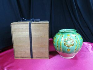 ｃ　唐三彩貼花壺　箱書きあり　唐時代　遺跡発掘品　中国　/　副葬品　墳墓　埋蔵文化財　青磁　陶器　シルクロード