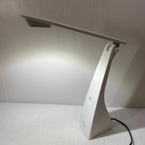 Panasonic パナソニック LED デスクスタンド SQ-LD222-W 2016年製 卓上ライト デスクライト 読書灯 照明 学習机の上に 美品