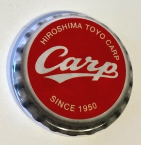 即決！広島カープファンへ☆「Carp」王冠柄缶バッチ