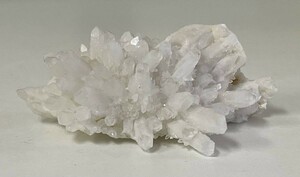 【天然石，原石】水晶　125ｇ　4月誕生石　浄化や邪気払い　KM25E379MA