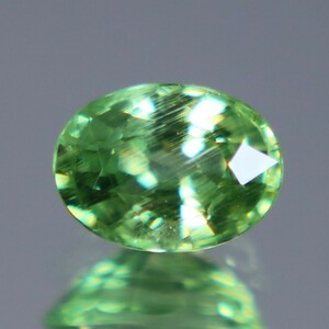 天然ミントガーネット 0.63ct【P49】UV蛍光