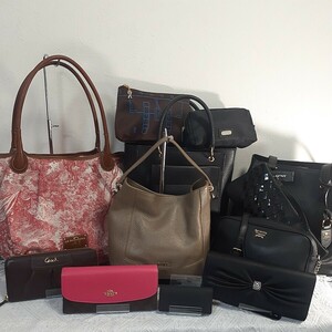 FURLA バッグ、DKNYバッグ、courregesバッグ。ELLEバッグ、COACH長財布、Samantha Thavasaバッグ。ROBERTAブランドまとめ売り。12点