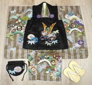 七五三　新作　高級3歳男の子着物（被布コート）セット【秀】◆金駒刺繍入り 黒色系/薄茶グレー系色 兜◆8378-013