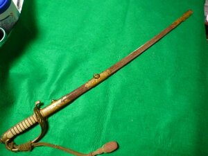 明治の海軍の指揮刀です。　鞘は鮫の研ぎ出しです。刀緒付きです。　中身は当時の模造刀