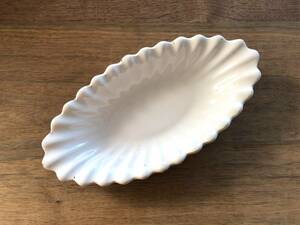 フランスアンティーク　アンティーク　ヴァラージュ　ムスティエ　南仏　ラヴィエ　フリル　白皿　うっすらピンク　白錫釉皿