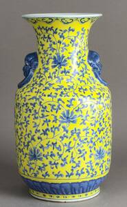 【久】1690 粉彩花弁紋獣耳大花瓶　在銘　同治　時代品　　唐物　中国美術　同梱不可