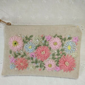 手刺繍＊ハンドメイド＊草花がいっぱい＊ポーチ＊リネン＊ファスナー開閉ビーズ、手編みドイリー飾り付