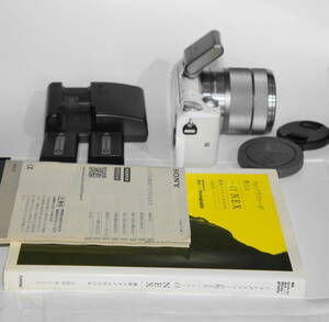 NEX-5T （ホワイト）ズームレンズ（SEL1855）＋バッテリー２個と充電器+取説とNEXカメラ撮影スタイルブック