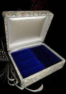 ■■即決■■ 美しい紺色のベルベットが映える、コンパクトな宝石箱！