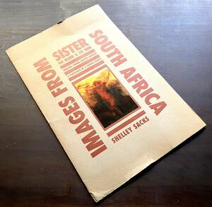 【署名サイン入】SHELLEY SACKS『 SISTER WE BLEED & WE SING IMAGE FROM SOUTH AFRICA 』1990 ●南アフリカ 6枚のプリント ポートフォリオ