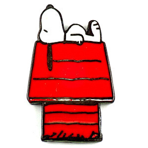 ピンバッジ・赤い犬小屋の上のスヌーピー犬◆フランス限定ピンズ◆レアなヴィンテージものピンバッチ