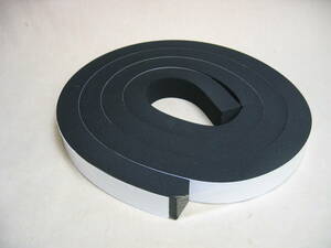 クッションテープ、泡棉、フォーム高さ；21ｍｍ幅（両面テープ面）；24ｍｍ長さ；2.1ｍ（2.1メートル、2,100ｍｍ）新品未使用