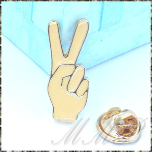 [BROOCH] Lapel Pin Peace Victory Hand Sign エナメル彩色 チョキ ピース Vサイン ハンドサイン ジャケット 襟 ピンブローチ 【送料無料】