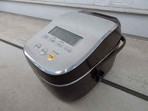 Panasonic　パナソニック　スチームIH ジャー　炊飯器　SR-SJ101-R （マホガニーレッド）　5.5合炊き　年代物ですがおいしく炊飯できます。