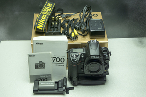シャッターカウント13400台 Nikon ニコン D700ボディ ニコン MB-D10グリップ付 元箱付