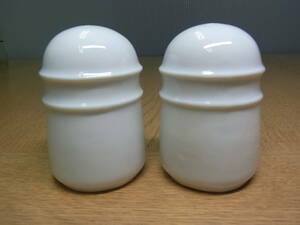 シンプルなデザインの白磁のソルト＆ペッパー S&P　2個で1セット　陶器製