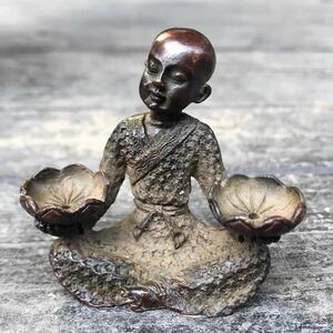 蓮の小さな僧侶の装飾品を持っている純銅の手仏ランプ妖精の少年燭台逆流香ハンドル