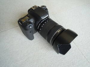  Canon EOS 8000D ボディ ＆ EF-S 18-135mm 花フード、レンズセット +EF75-300mm レンズフードキャノン【中古】