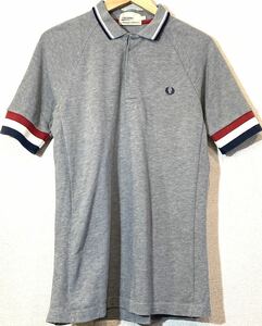 FRED PERRY×BRADLEY WIGGINS★ポロシャツ★コラボレーション★ロゴデザイン★トリコロール★サイドリブ★フレッドペリー 定価16,000円 灰