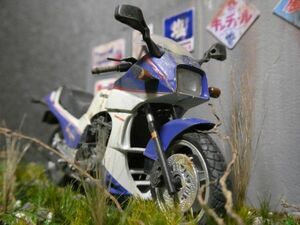 昭和レトロ 1/24 KAWASAKI GPZ900R 情景ジオラマ完成品 ケース付