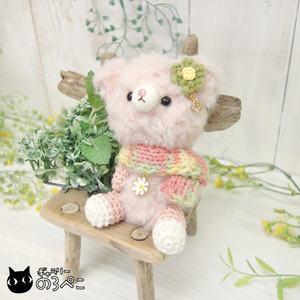 ふわふわベビーピンク猫ちゃんのあみぐるみ～マフラーと耳飾り｜ふわふわの毛糸で編んだピンク猫ちゃんです♪