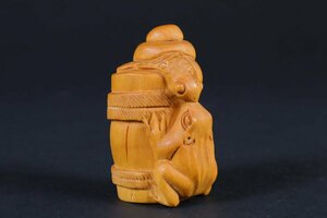 根付 木彫 蝸牛と蛙 提物 精密彫刻 東洋彫刻 置物 刀装具