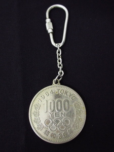 y5593 ヴィンテージ　東京オリンピック　1964年　1000円銀貨型　キーホルダー　当時物　昭和レトロ　現状品