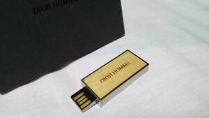 正規良 非売品 ディオールオム ブランドロゴエンブレム USBメモリー 8G メタリックシルバー×ウッドカラー 木目調 ラグジュアリーデバイス