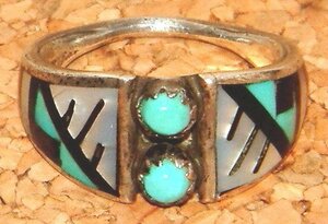 本物 2000年代前期 ズニ族 ZUNI族 インディアンジュエリー シルバー製 ターコイズ インレイ 幾何学模様 リング 指輪 (9号) ピンキーリング