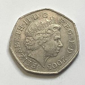 【希少品セール】イギリス エリザベス女王肖像デザイン 50ペンス硬貨 2005年 1枚