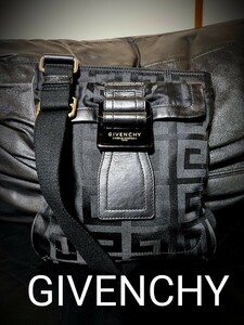 美品　GIVENCHY　ジバンシィ　ボディバッグ　ショルダーバッグ　サコッシュ　ウエストポーチ　モノグラム　斜め掛け　