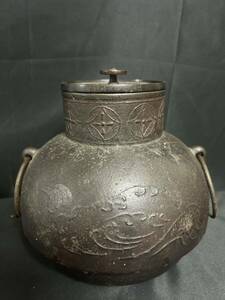 帝室技芸員 (香取秀真)作 茶道具 茶釜 金属工芸 釜 釜鉄釜 茶器 高さ約20cm*口径10cm広さ約20cm