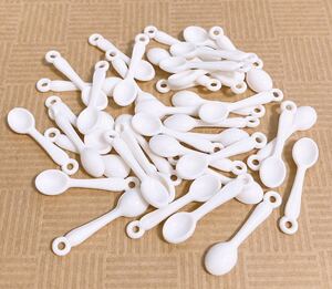 白 ミニチュア スプーン30個 ドールハウス デコパーツ プラスチック製　おままごと チャーム素材 